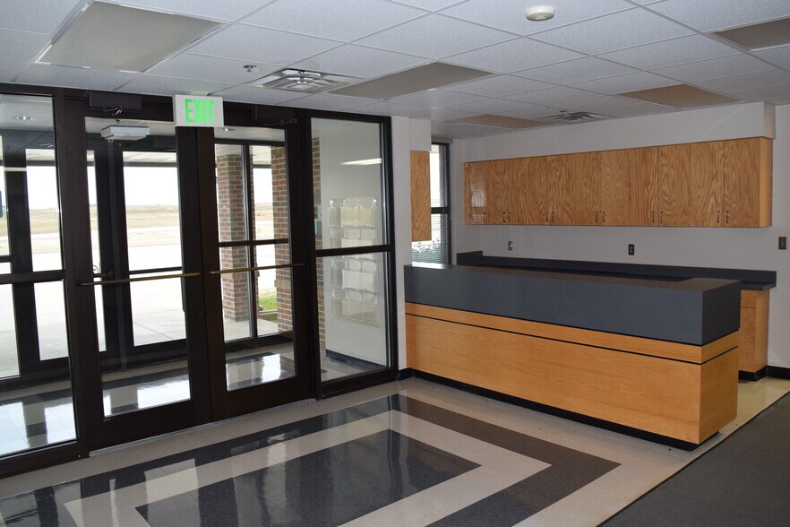 More Photos Of 3010 Enterprise Dr, Durant Showroom For Lease