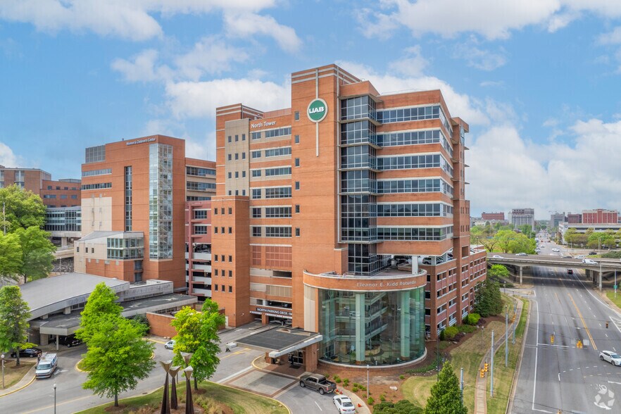 More Photos Of 805 Saint Vincents Dr, Birmingham Medical For Lease