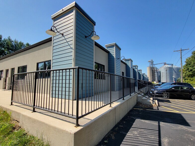 More Photos Of 206 S Walnut St, Stillman Valley Warehouse For Sale