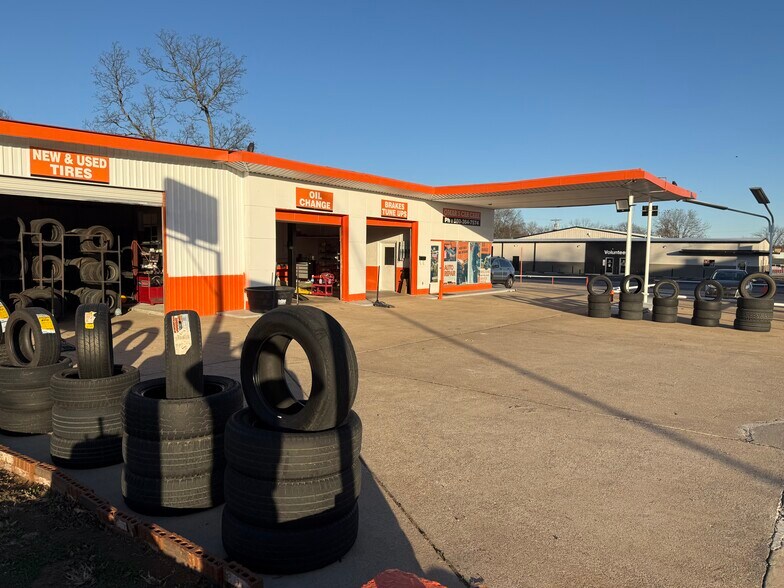 More Photos Of 810 W Main St, Durant Auto Repair For Lease