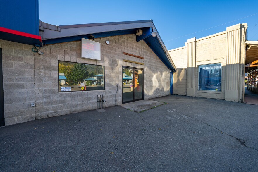 More Photos Of 21823 Highway 62, Shady Cove Storefront For Lease