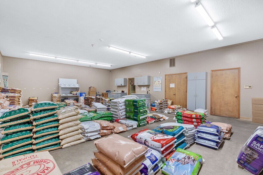 More Photos Of 22525 SW Stafford Rd, Tualatin Warehouse For Sale