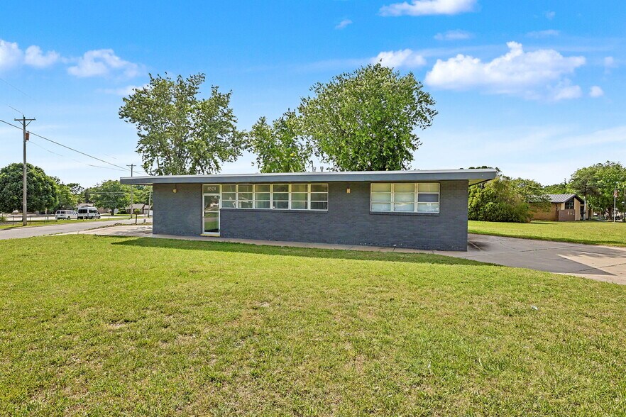More Photos Of 1601 N State St, Augusta Office For Sale