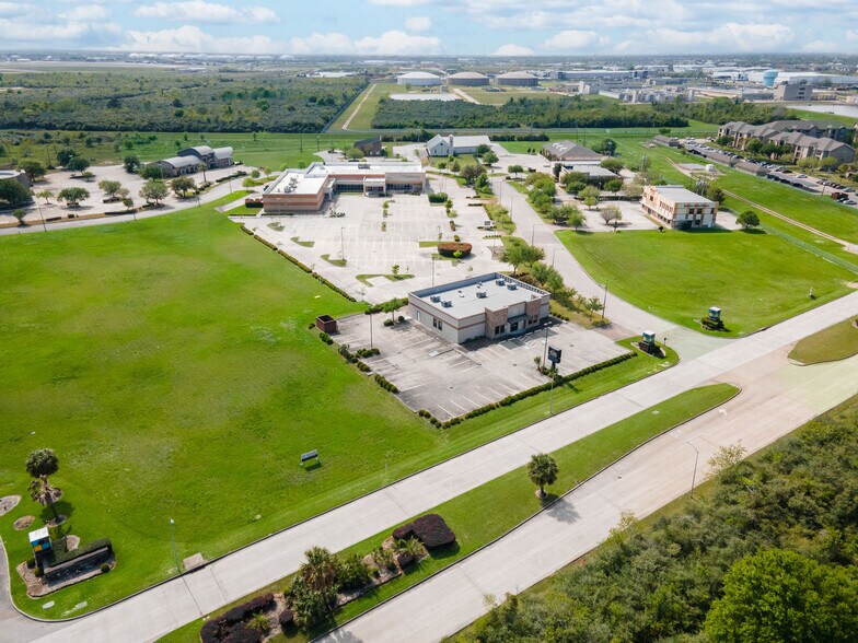 More Photos Of 11464 Space Center Blvd, Houston Freestanding For Lease