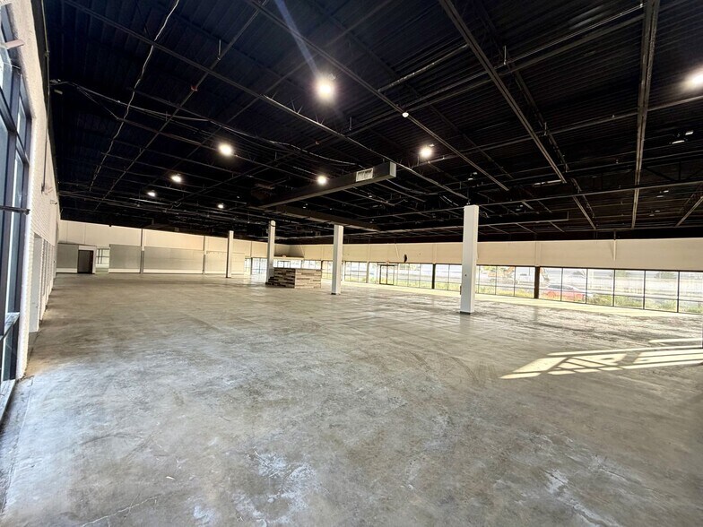 More Photos Of 13700 N Stemmons Fwy, Farmers Branch Freestanding For Lease