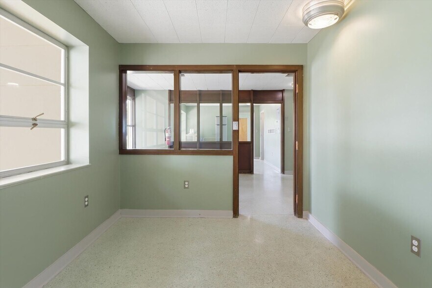 More Photos Of 18150 SE 72 Ave, Inglis Office For Sale