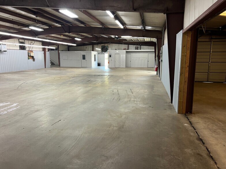 More Photos Of 585 Old Georgia Rd, Moore Warehouse For Lease