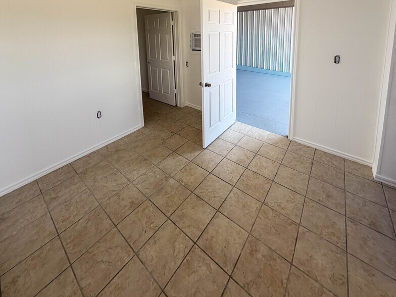 More Photos Of 4103 Kramer Ln, Texarkana Warehouse For Lease