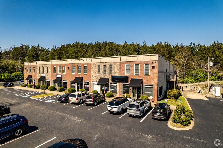 Primary Photo Of 1227 Lakeview Dr, Franklin Storefront Retail Office For Lease