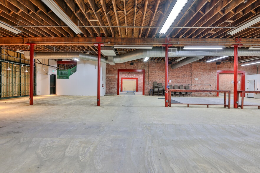 More Photos Of 400 E 4th St, Santa Ana General Retail For Lease