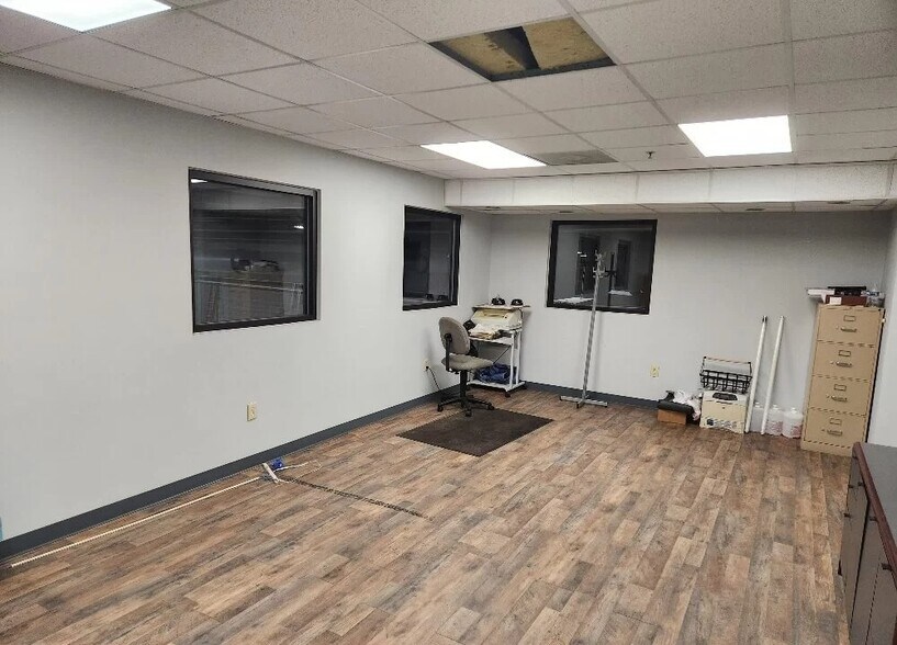 More Photos Of 10901 Carpet St, Charlotte Warehouse For Lease