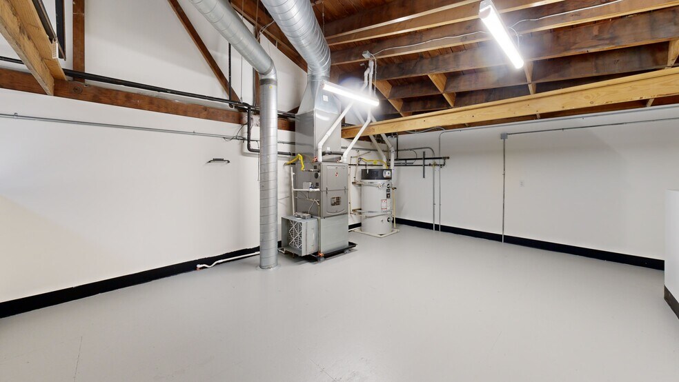 More Photos Of 940 SE Madison St, Portland Restaurant For Lease