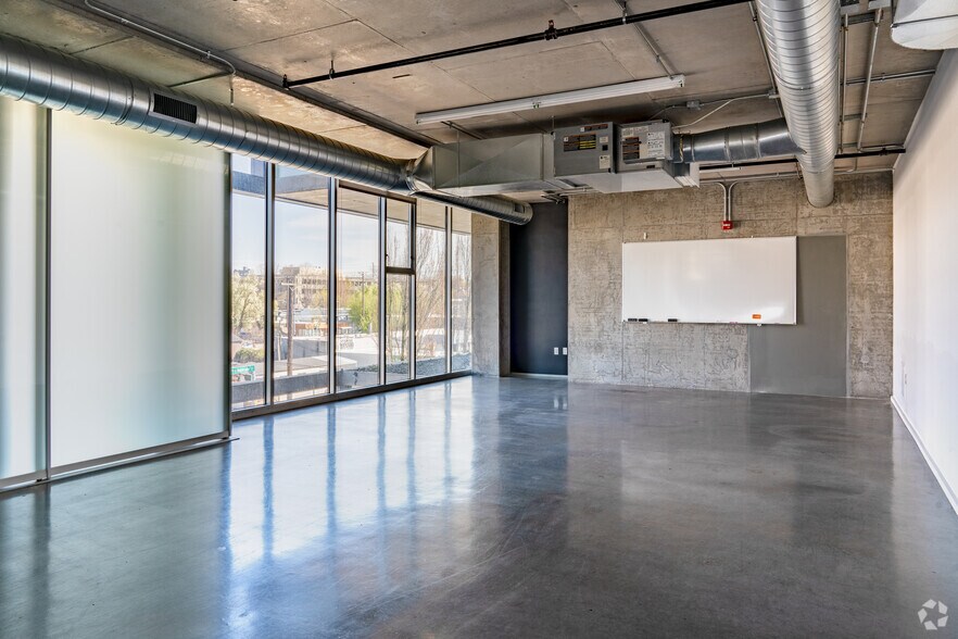 More Photos Of 524-542 E Burnside St, Portland Office For Sale