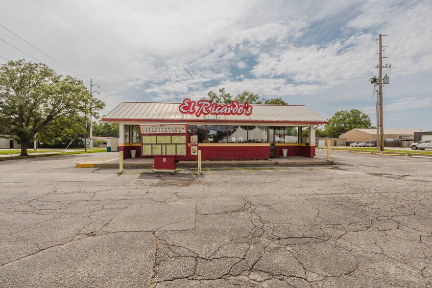More Photos Of 503 N West St, Wichita Fast Food For Sale