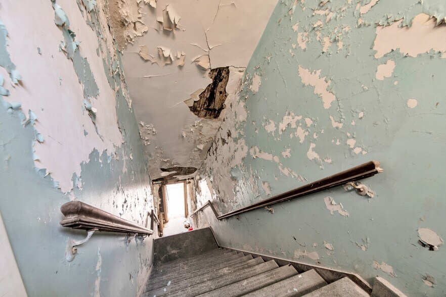 More Photos Of 9137 Linwood St, Detroit Parking Garage For Sale