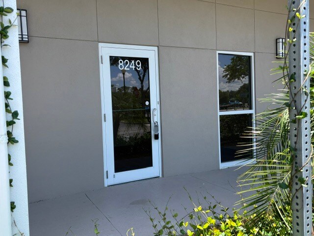 More Photos Of 8221-8249 Vicela Dr, Sarasota Office For Sale