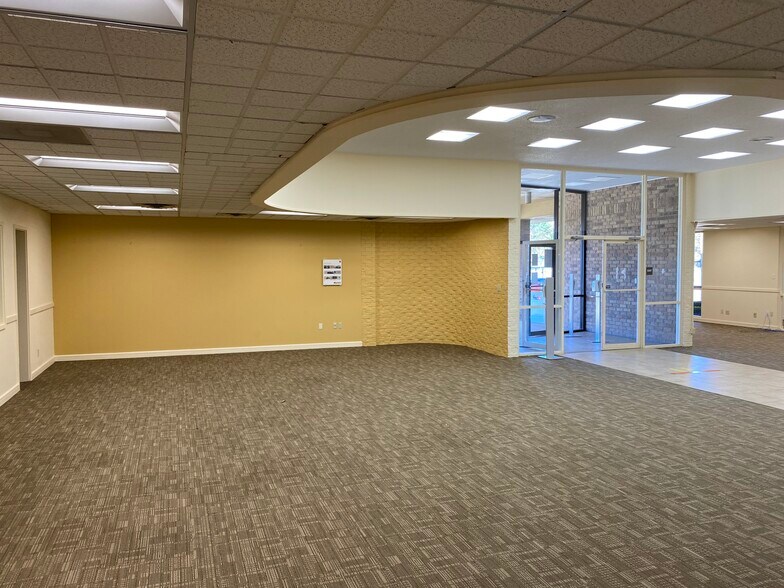 More Photos Of 449 S Broadway St, Joshua Bank For Sale