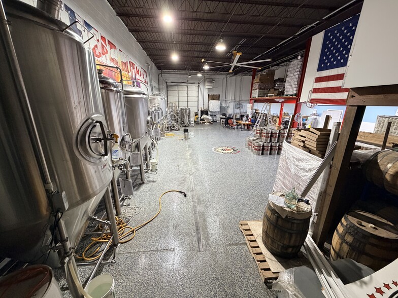 More Photos Of 614 N Spring St, Clarksville Warehouse For Lease