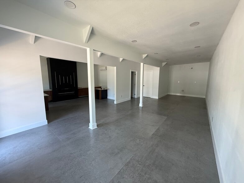 More Photos Of 6805 Benjamin Rd, Tampa Industrial For Lease