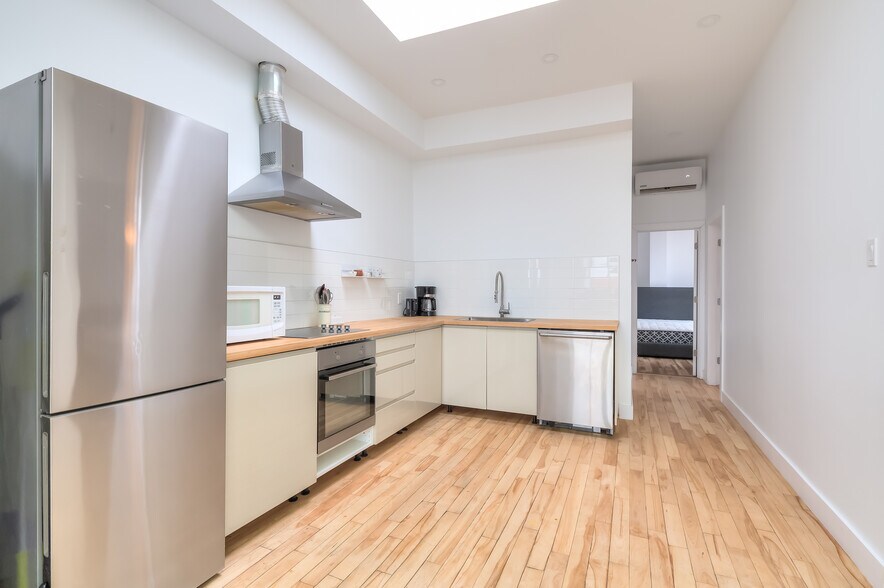 More Photos Of 250 Av Des Pins E, Montréal Storefront Retail Residential For Sale