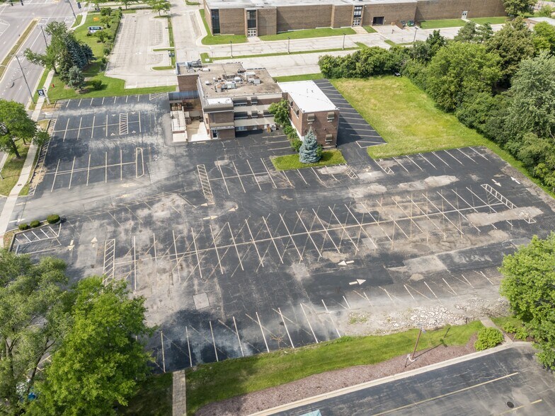 More Photos Of 281 Waukegan Rd, Northfield Freestanding For Sale