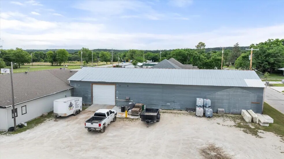 More Photos Of 1409 NE Barnard St, Glen Rose Storefront Retail Office For Sale