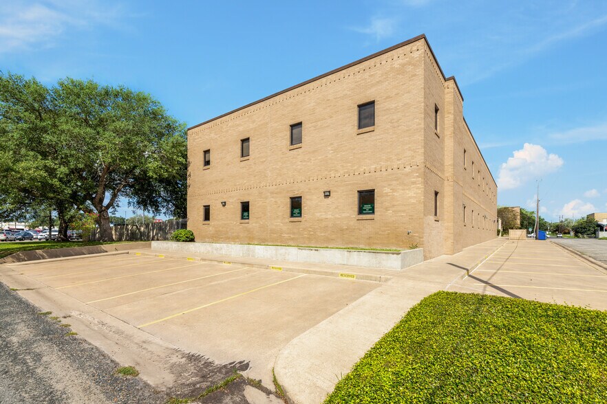 More Photos Of 208 E Houston St, Beeville Office For Sale