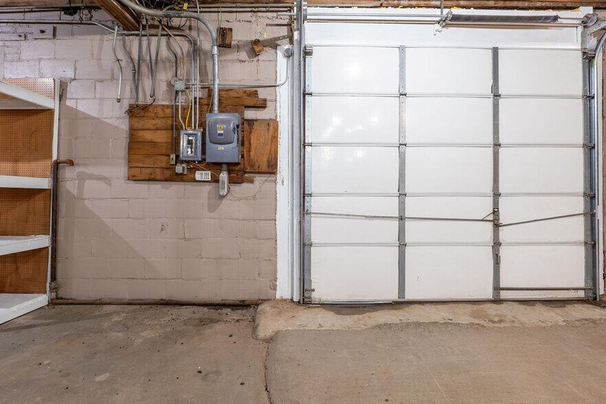 More Photos Of 116-118 S Union Ave, Shawnee Showroom For Sale