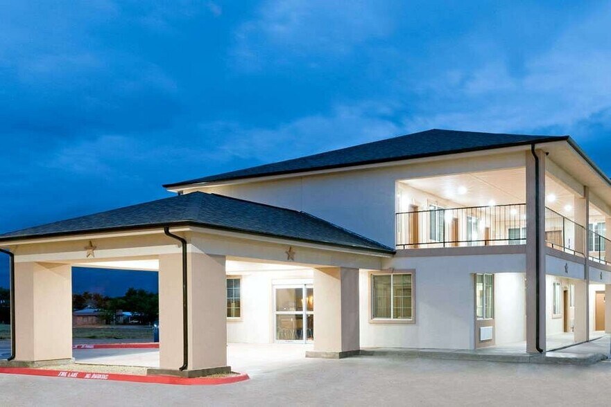 More Photos Of 2205 Chestnut St, Colorado City Hotel For Sale
