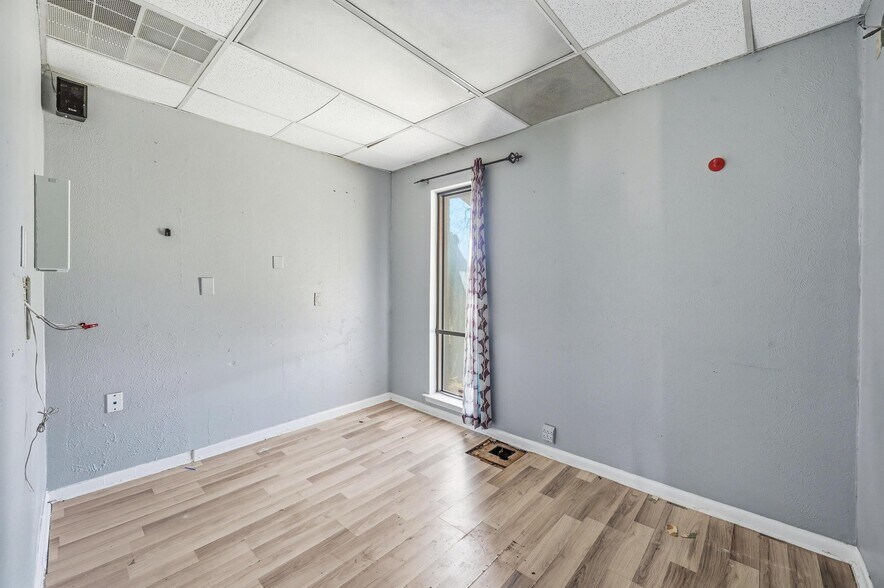 More Photos Of 216 Dalton Dr, DeSoto Office For Lease