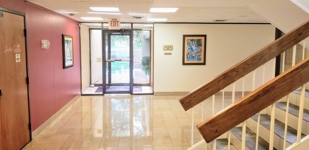 More Photos Of 11325 Pegasus St, Dallas Office For Sale