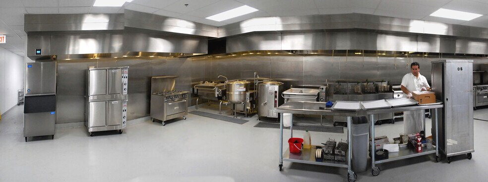 More Photos Of 1756 W Lake St, Chicago Warehouse For Lease