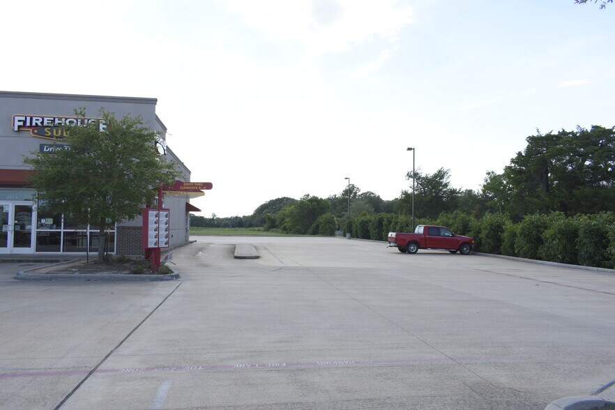 More Photos Of 253 N Bypass 35, Alvin Storefront For Lease