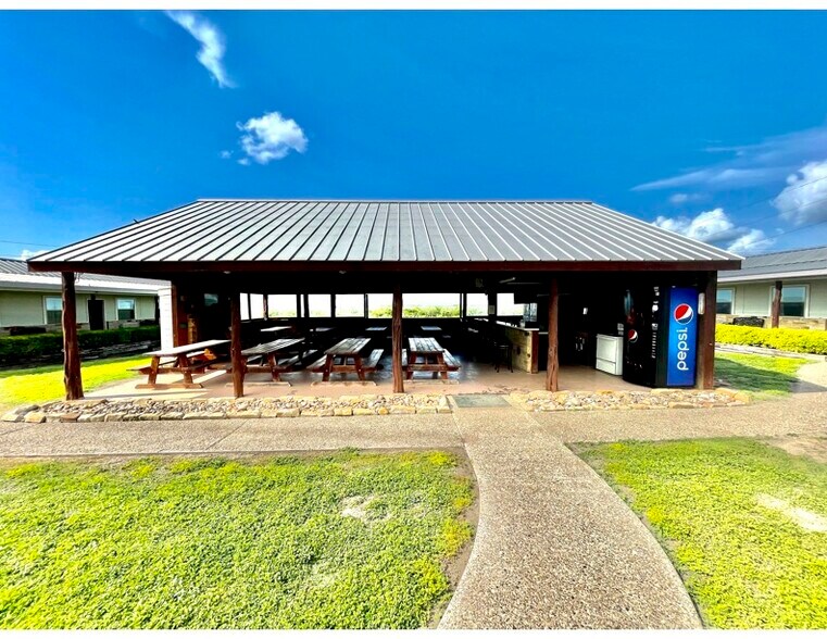 More Photos Of 141 Jeff St, Three Rivers Hotel For Sale