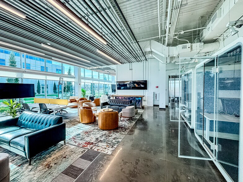 More Photos Of 2600 NE 11th St, Bentonville Office For Lease