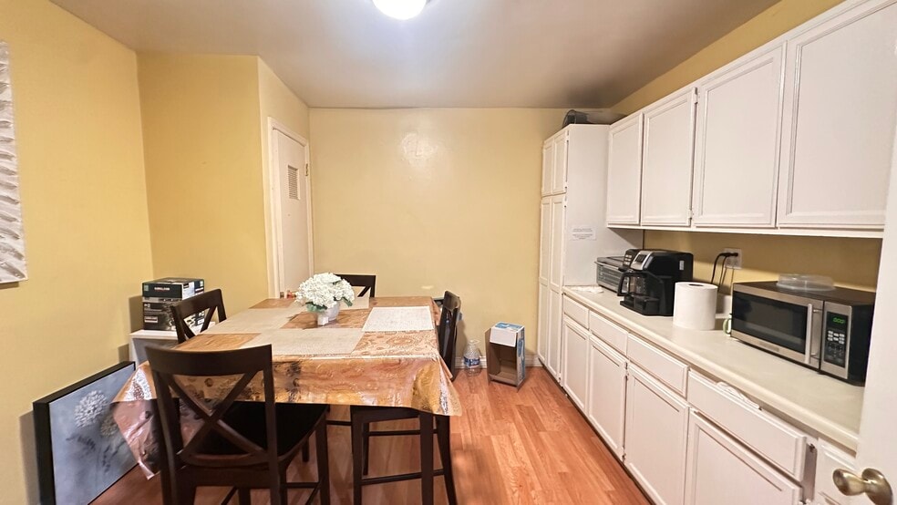 More Photos Of 708 N Marengo Ave, Pasadena General Retail For Sale