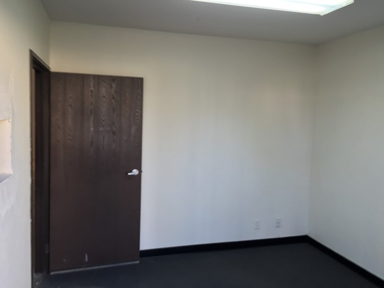 More Photos Of 1433 W Linden St, Riverside Manufacturing For Lease