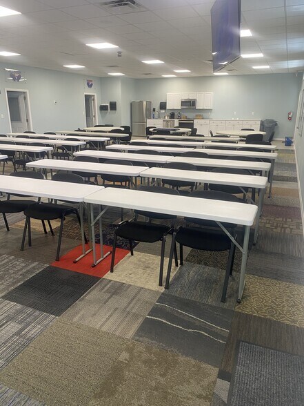 More Photos Of 1502 Alt 19, Palm Harbor Unknown For Lease