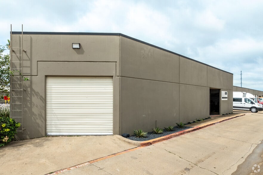 More Photos Of 1225 W College Ave, Carrollton Unknown For Lease