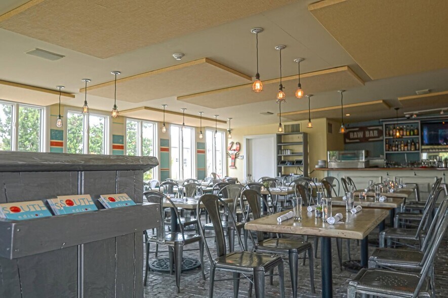 More Photos Of 17 S Edison St, Montauk Freestanding For Lease