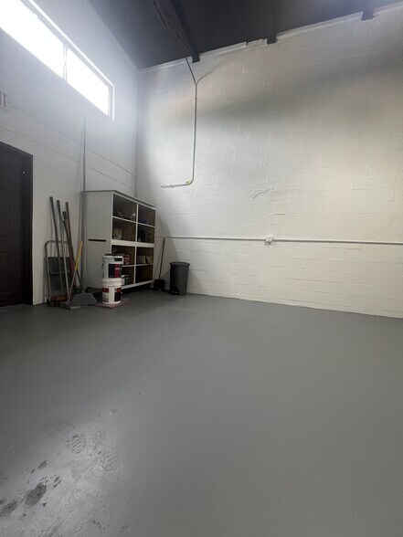 More Photos Of 920 W 19th St, Hialeah Warehouse For Sale