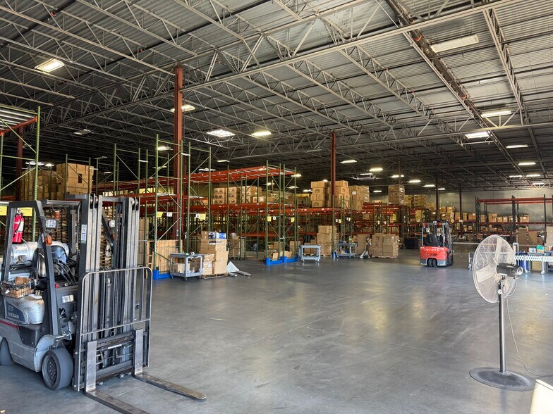 More Photos Of 6420 Hazeltine National Dr, Orlando Manufacturing For Sale