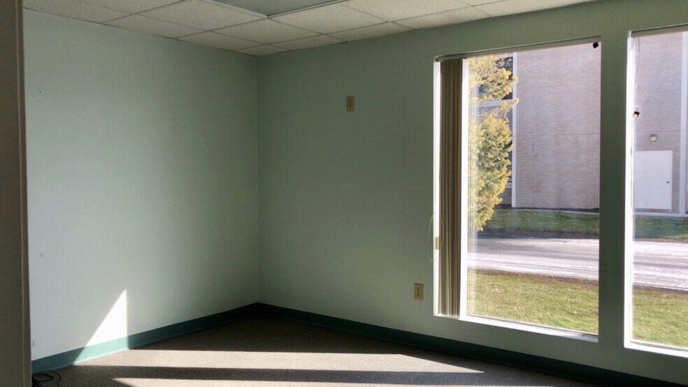 More Photos Of 121 Erie Canal Dr, Rochester Medical For Sale