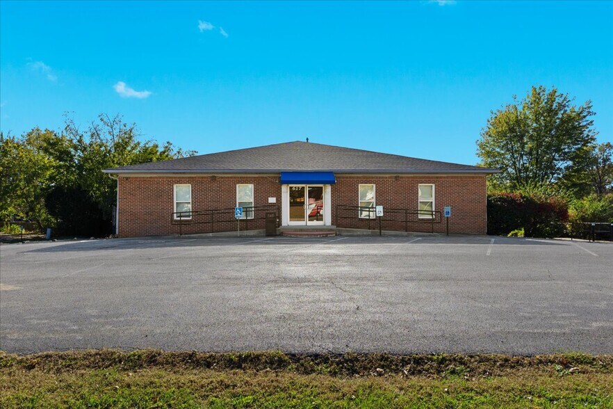 Primary Photo Of 617 Mulberry St, Elizabethtown Office For Sale