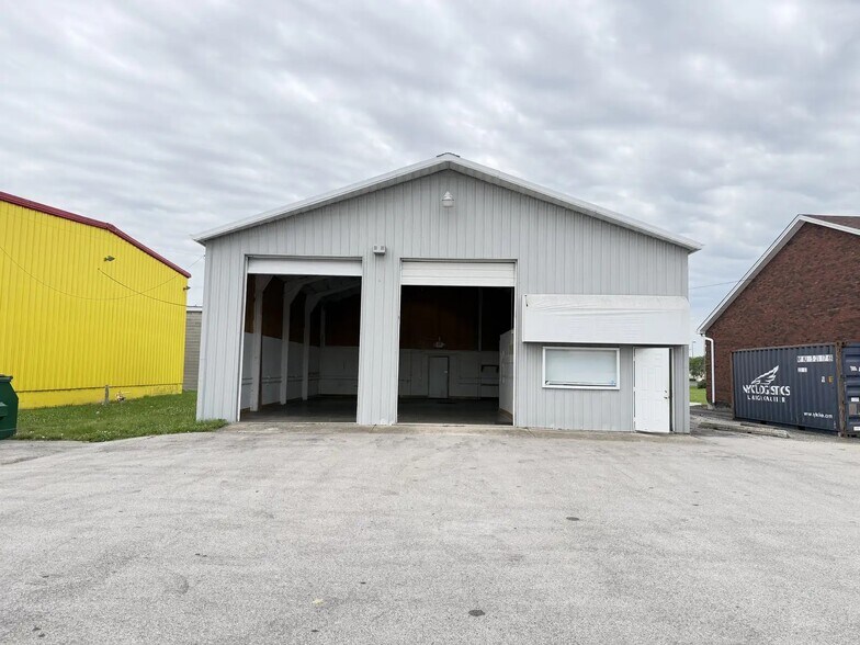 More Photos Of 1427 Cedar St, Clarksville Auto Repair For Lease