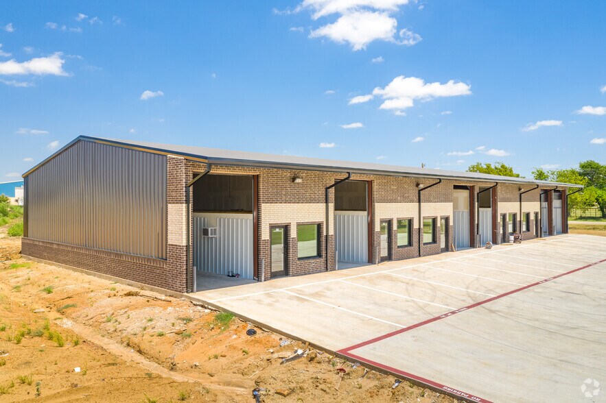 More Photos Of 3912 Williamson Rd, Crowley Unknown For Lease