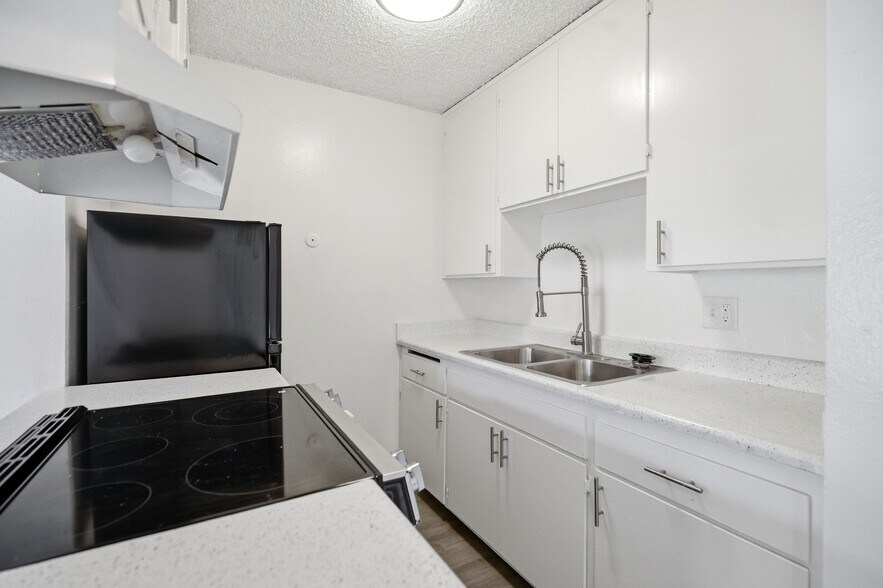 More Photos Of 4881 Rolando Ct, San Diego Apartments For Sale