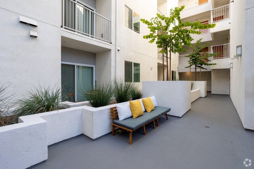More Photos Of 10555 Bloomfield St, Toluca Lake Apartments For Sale