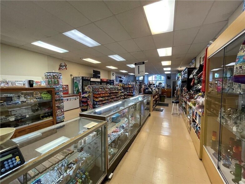 More Photos Of 424 Exchange St, Geneva Storefront Retail Office For Lease