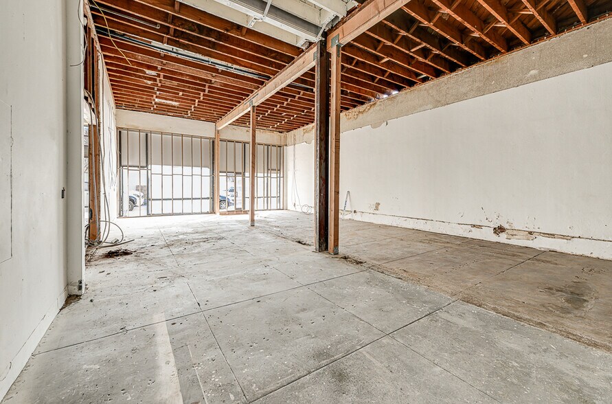 More Photos Of 4905-4913 Clinton St, Los Angeles Apartments For Lease